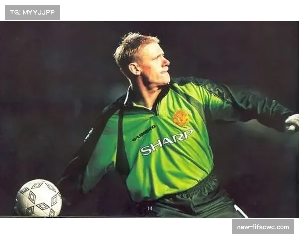 老舒督战曼联传奇门神舒梅切尔通道现身为红魔众将加油鼓劲